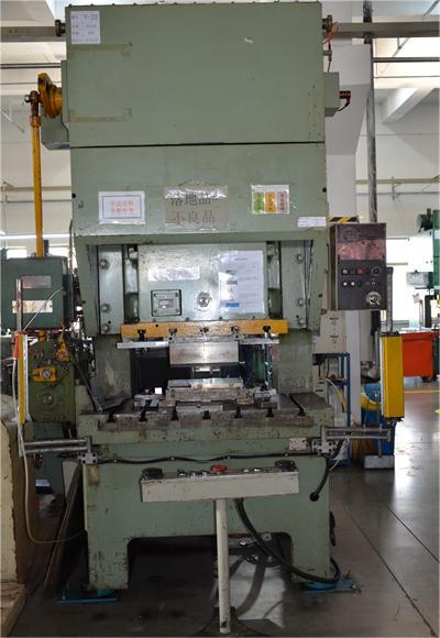 6、80T順?biāo)蜎_壓機(jī).JPG
